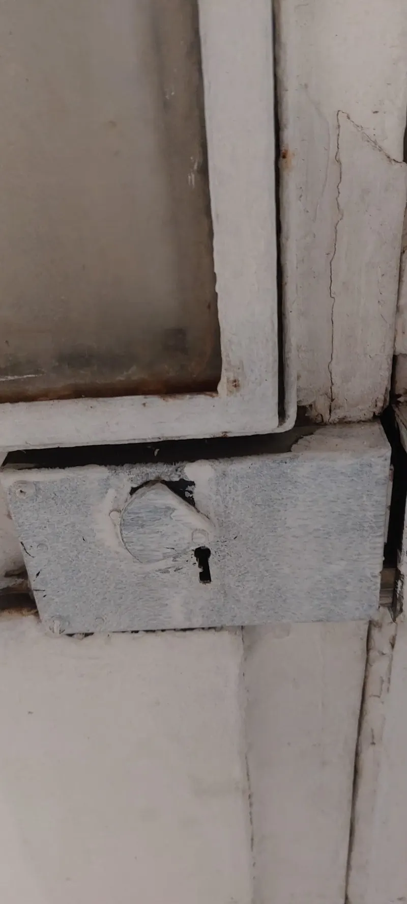 Ancienne serrure en applique sur un montant de porte – photo d'intervention, serrurier Clichy
