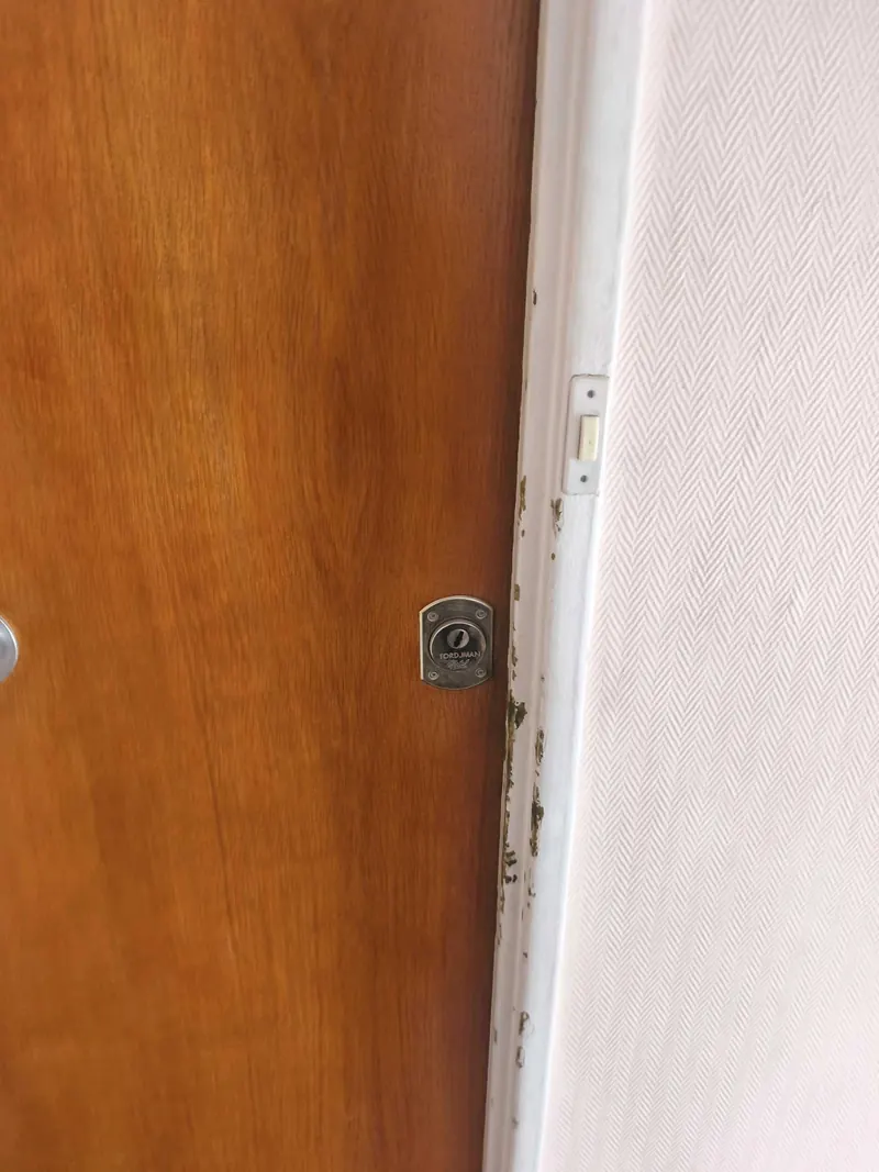 Cylindre sur une porte en bois, côté gâche – photo d'intervention, serrurier Paris 16e