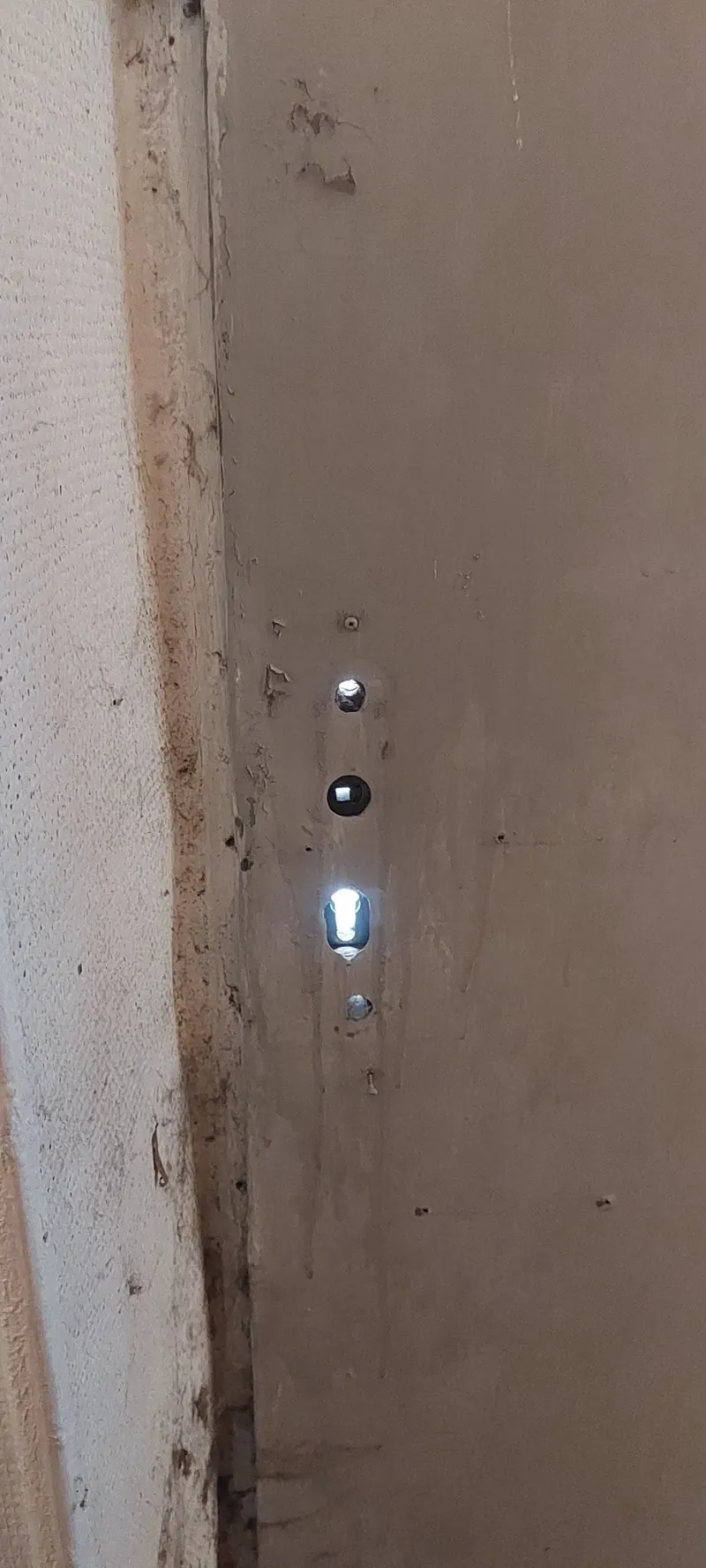 Montant de porte percé pour une nouvelle gâche – photo d'intervention, serrurier Levallois-Perret