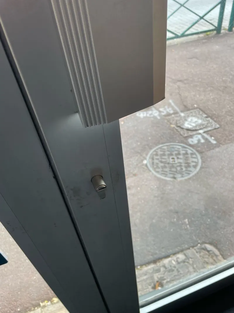 Bord d'une porte vitrée et son verrou – photo d'intervention, serrurier Gennevilliers