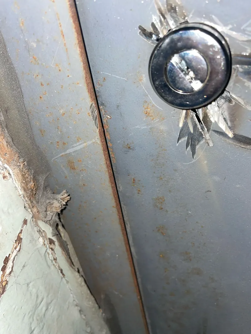 Cylindre arraché sur une porte métallique après une effraction – photo d'intervention, serrurier Le Plessis-Bouchard