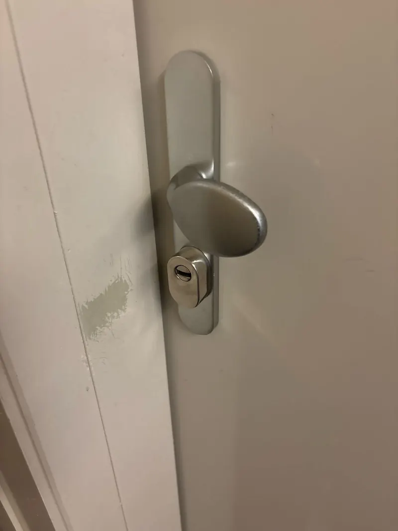 Poignée et cylindre européen sur une porte d'entrée
